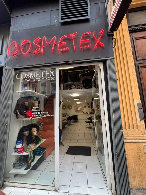 La devanture du salon avec son enseigne lumineuse rouge Cosmetex, rue de Marseille