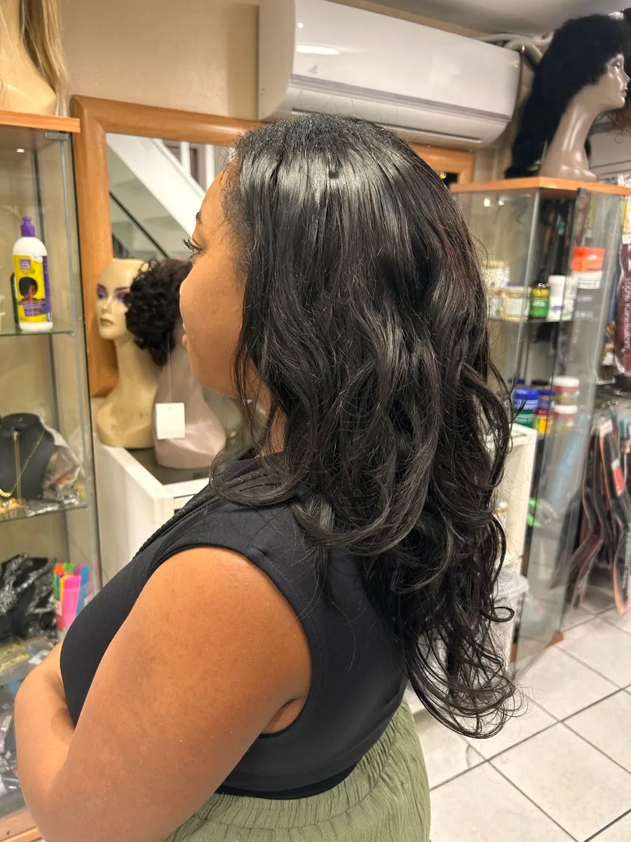 Tissage ondulé, réalisé au salon Cosmetex