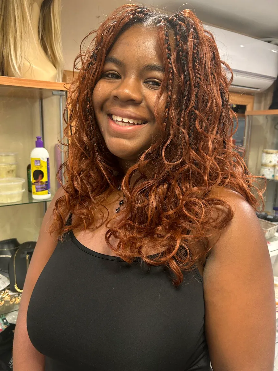 Tresses bouclées cuivre, réalisé au salon Cosmetex