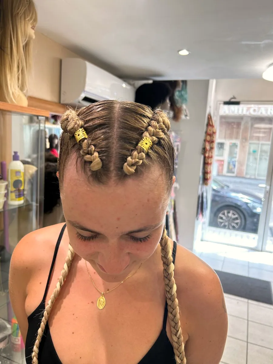 Nattes sur cheveux européens, réalisé au salon Cosmetex