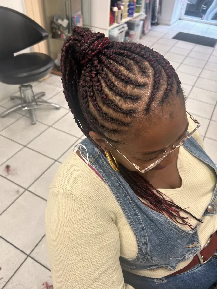 Nattes plaquées en queue haute, réalisé au salon Cosmetex
