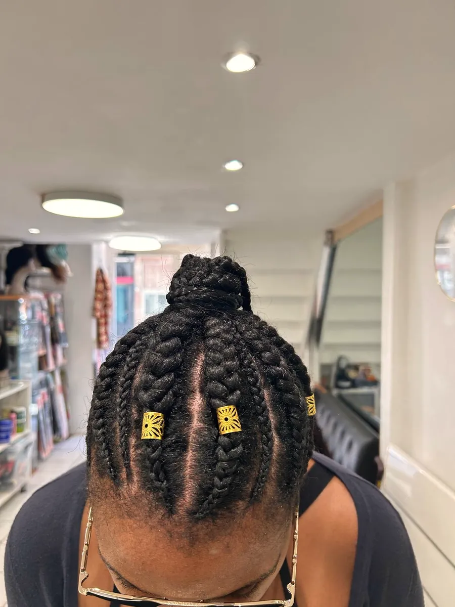 Nattes plaquées et bijoux, réalisé au salon Cosmetex